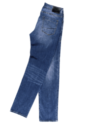 emilio adani Modisch gewaschene Jeans mit schmaler Passform emilio adani Modisch gewaschene Jeans mit schmaler Passform