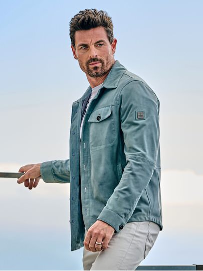 Männer Outfit Ziegenleder trifft auf Himmelblau