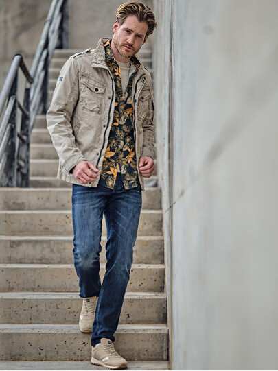 Männer Outfit Fieldjacket trifft auf Floralprint