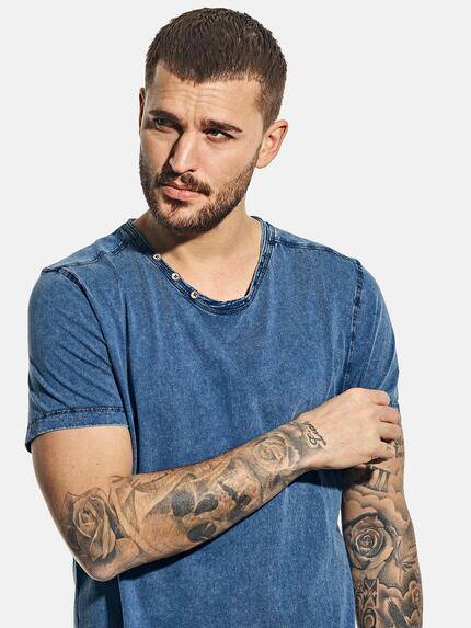 emilio adani Herren V-Neck T-Shirt aus super softem Baumwollmaterial Blau 30580 emilio adani Herren V-Neck T-Shirt aus super softem Baumwollmaterial Blau 30580