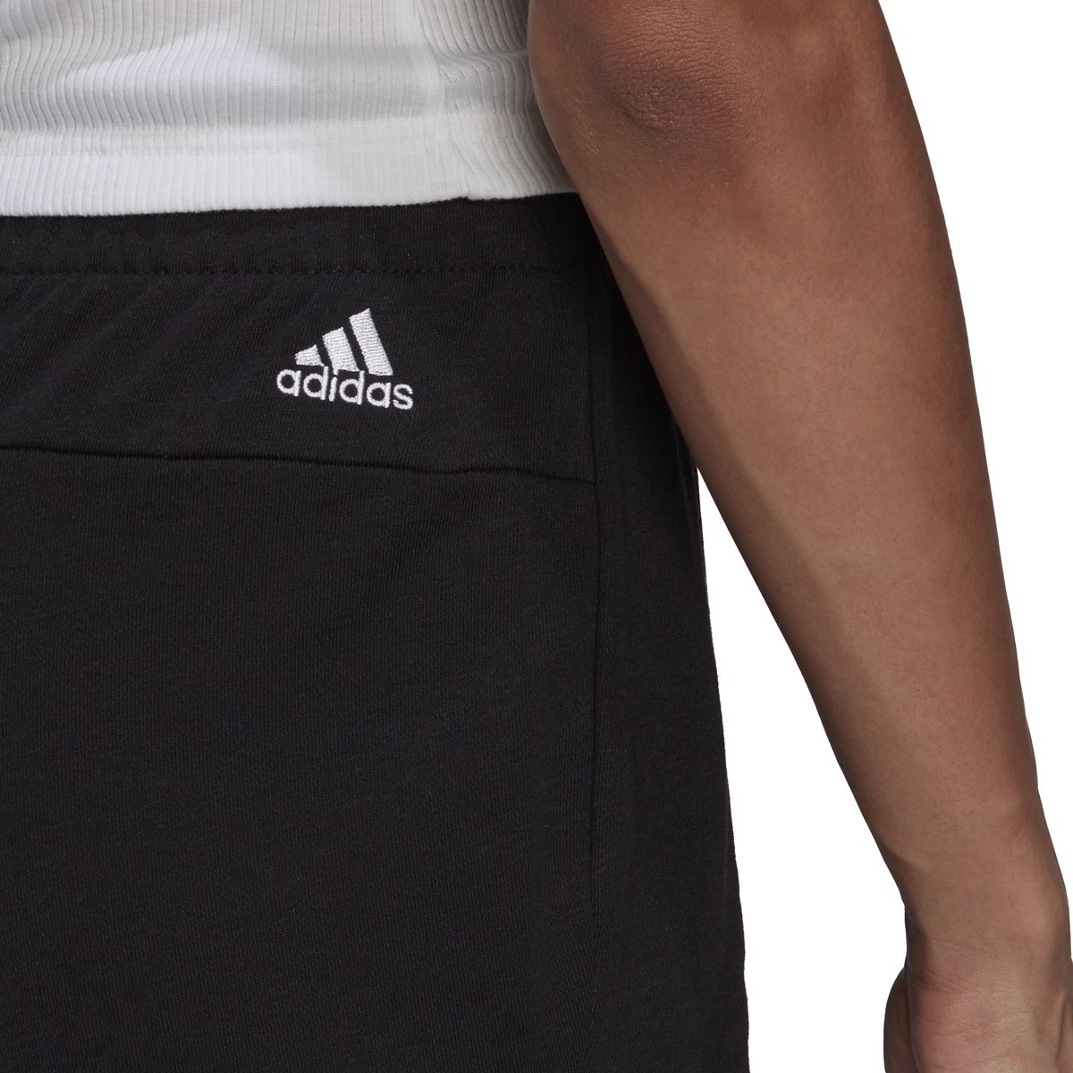 Adidas Essentials Slim Logo Shorts Damen_2