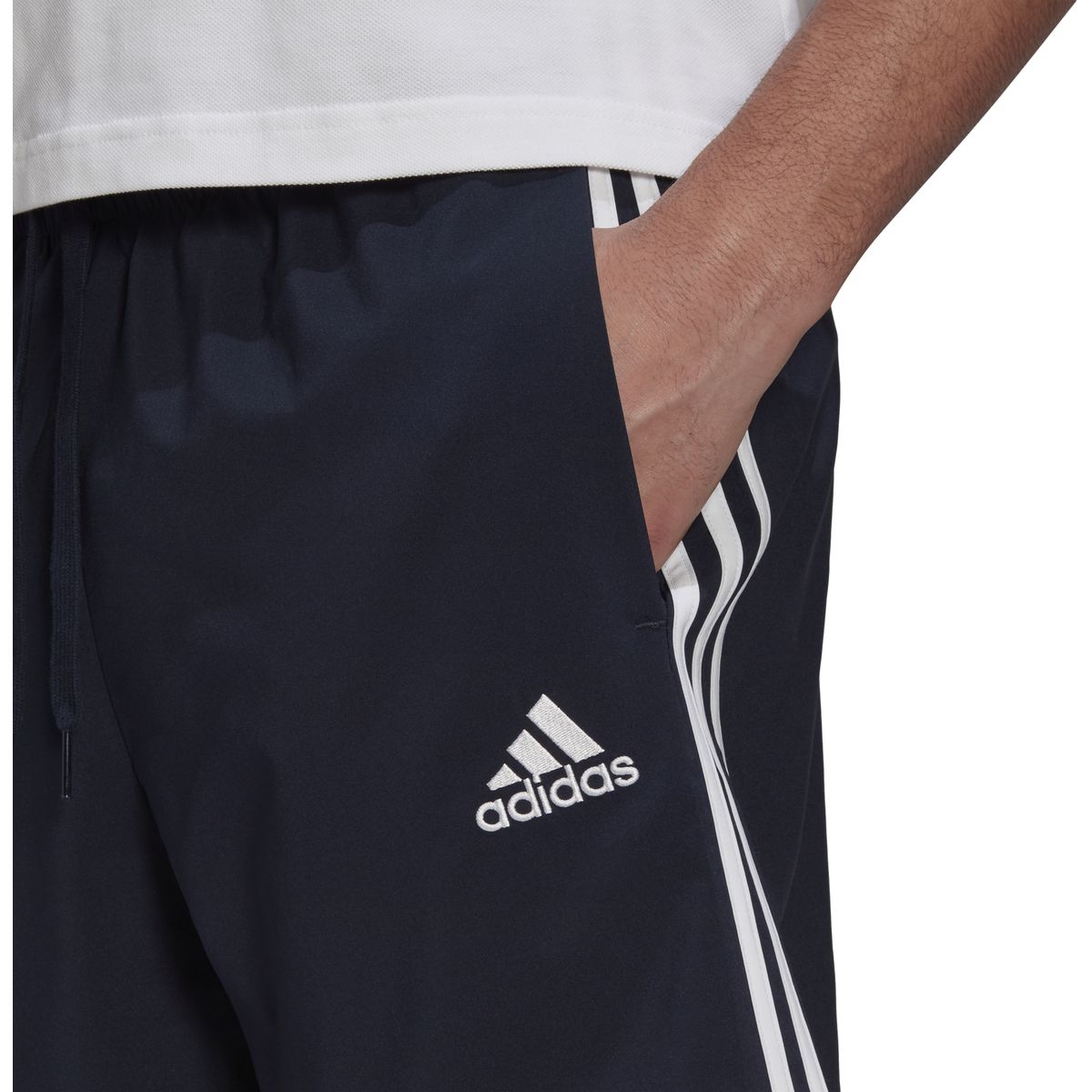 Adidas AEROREADY Essentials Chelsea 3-Streifen Shorts Herren_4