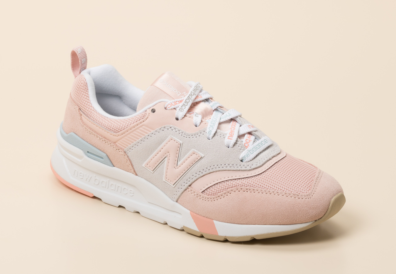 new balance sneaker pink